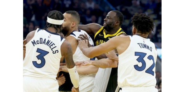 Während des Spiels Golden State Warriors vs. Minnesota Timberwolves kommt es zu einer Kampfszene